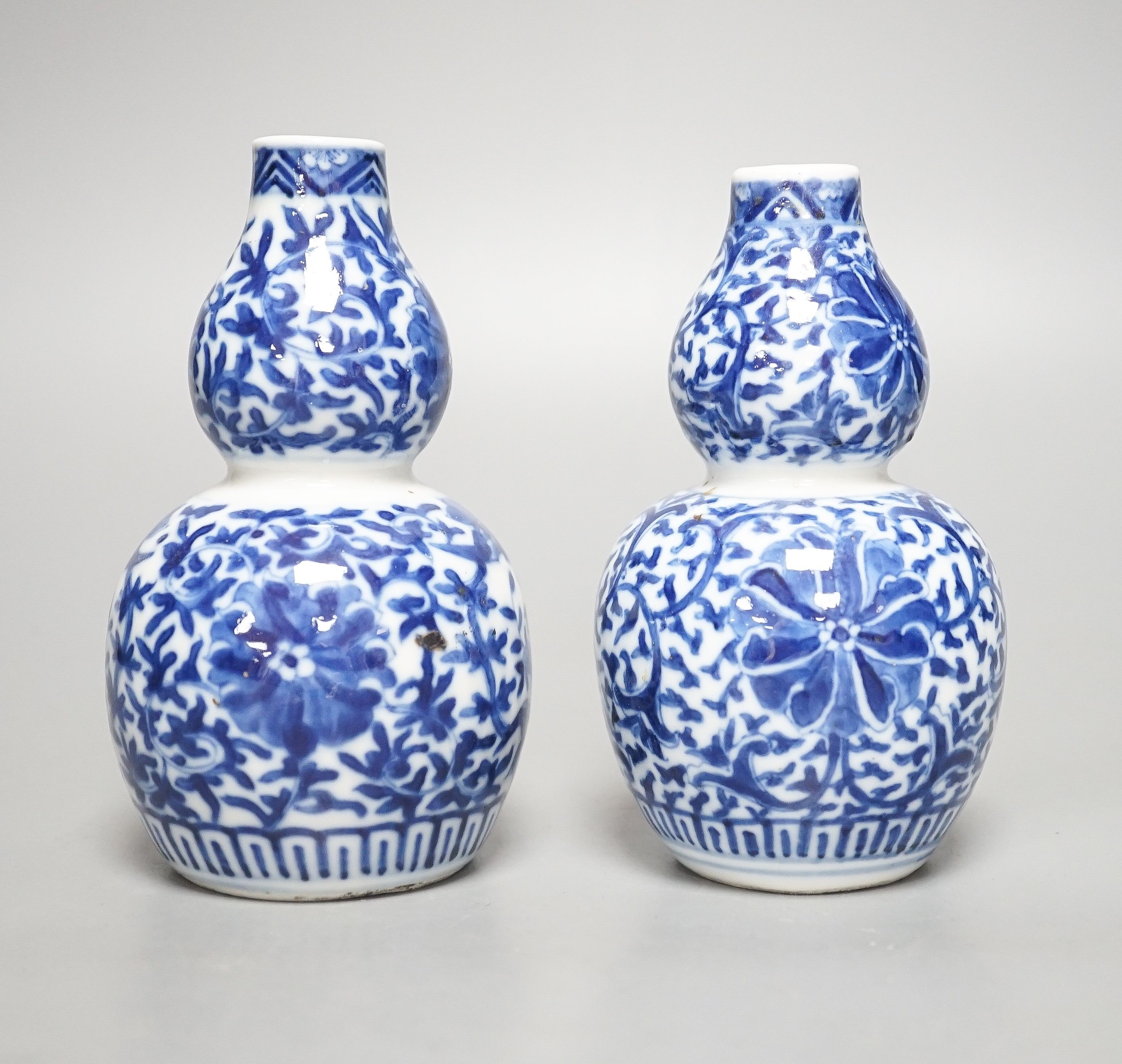 A pair of Chinese blue and white double-gourd small vases 14cm